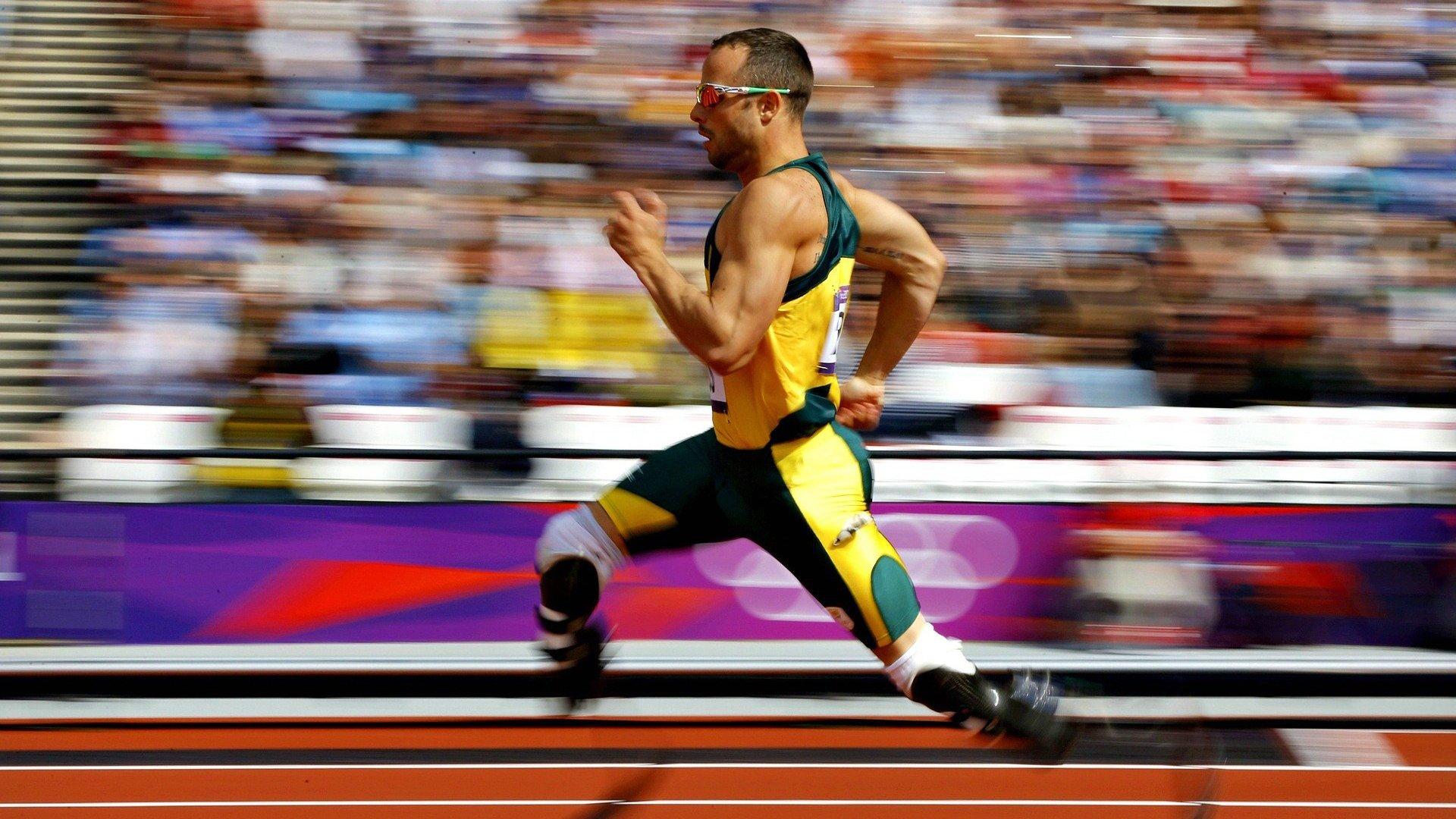 中国短道速滑队世锦赛夺金 展现冰上速度与激情